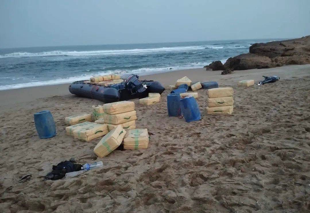 بالصور.. إجـ.هاض عملية تهريب دولي للمخدرات بشاطئ سيدي بو الفضائل في اشتوكة آيت باها