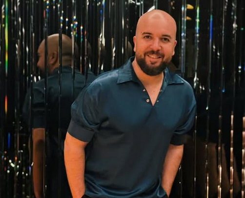 “طال عذابي”.. الدوزي يوظف الذكاء الاصطناعي للغناء مع نسخة طفولته