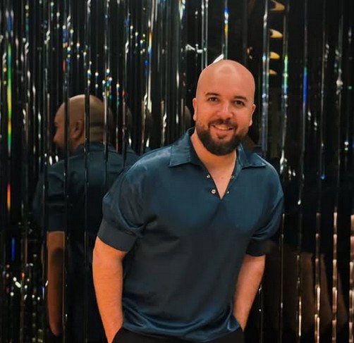 طال عذابي .. الدوزي يوظف الذكاء الاصطناعي للغناء مع نسخة طفولته 