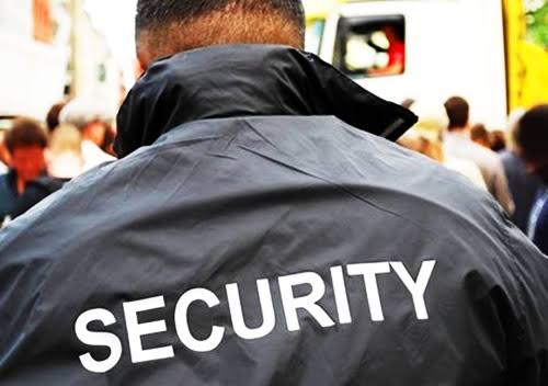 بعد سنوات من الانتظار.. قانون جديد يحرر حراس الأمن من عبء الساعات الطويلة 