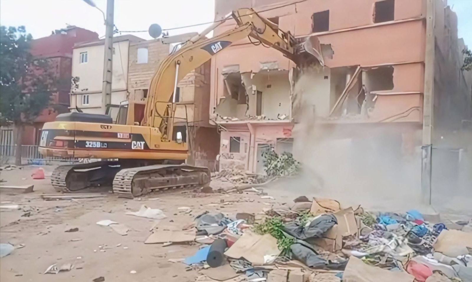جرافات تهدم عشوائيات حي المكانسة بالدار البيضاء وسط احتجاجات الساكنة 