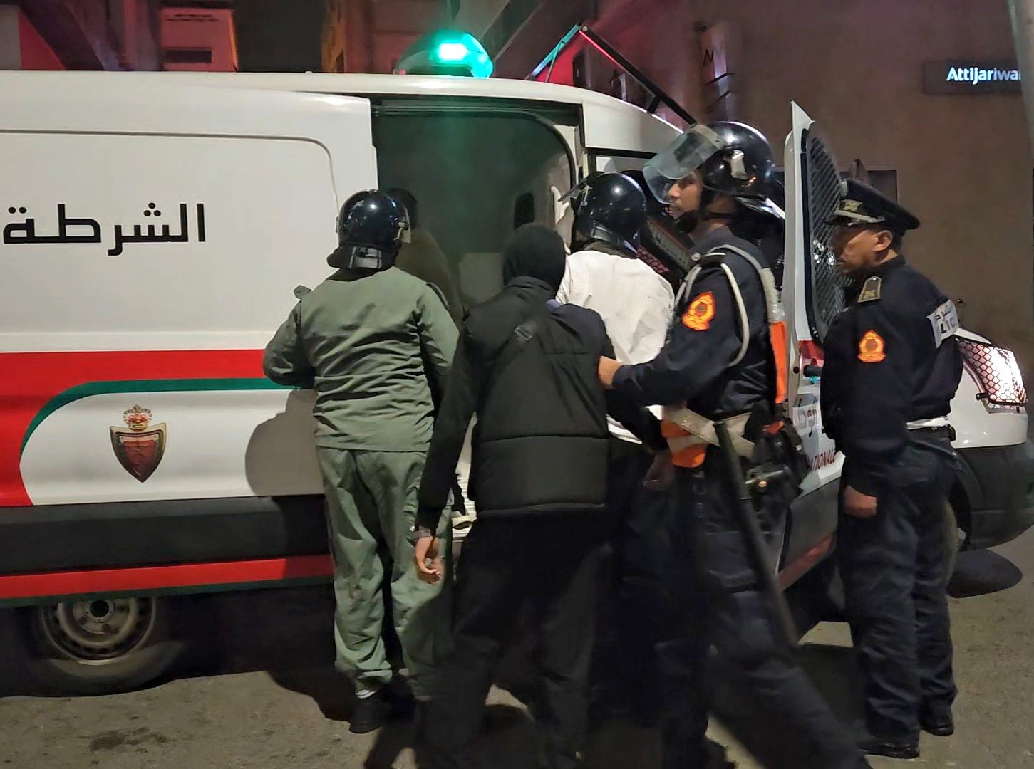 اعـ.تقال مروج “فيديوهات الكـ.راهية” بالبيضاء.. قناع وأسـ.لحة بيضاء في قبضة الأمن