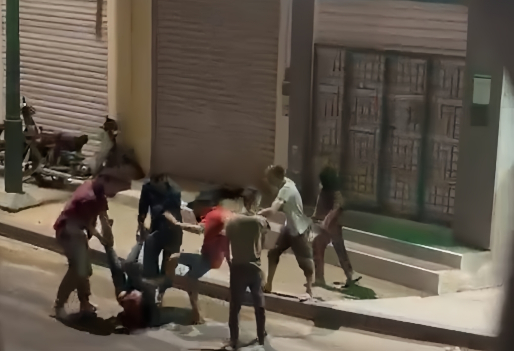 ليلة ساخنة بالعيون.. الأمن يفك لغز “فيديو الاعتـ.داء الجماعي” ويوقف 5 مشتبه فيهم