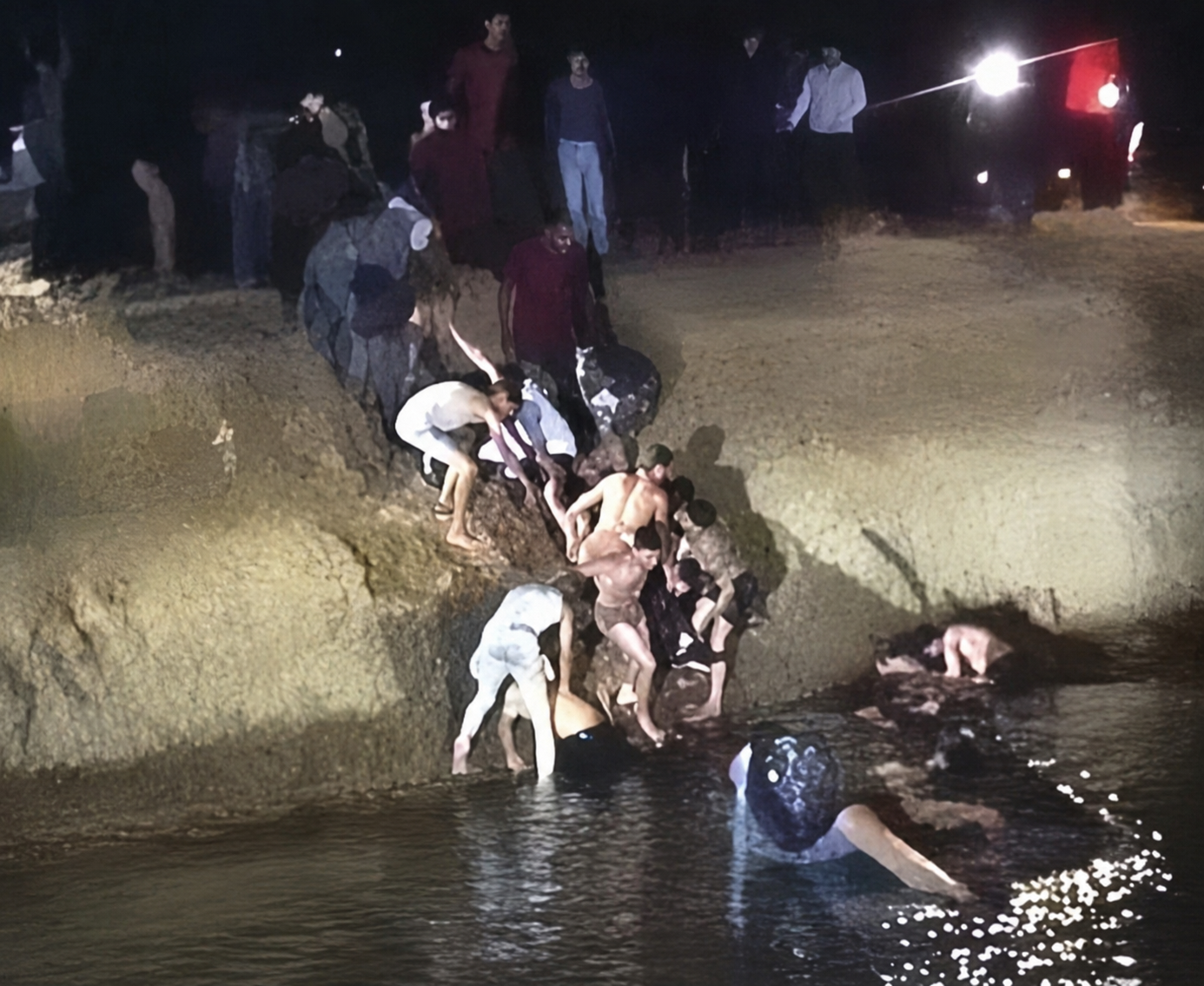 مصـ.رع 3 أشخاص بينهم شرطي إثر انقـ.لاب سيارة بمجرى مائي ضواحي الجديدة