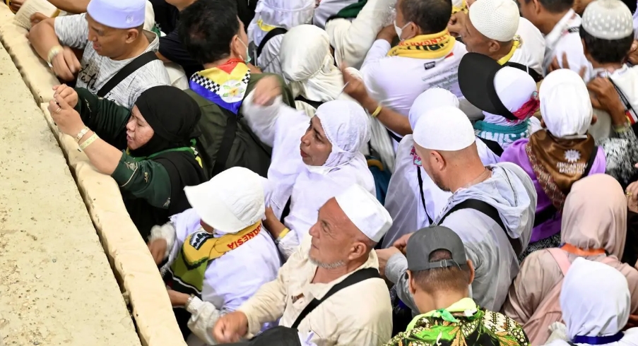 حجاج بيت الله الحرام يواصلون رمي الجمرات في آخر أيام التشريق