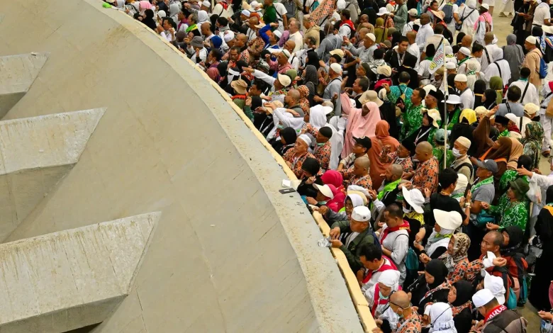 حجاج بيت الله الحرام يرمون الجمرات الثلاث في أول أيام التشريق 