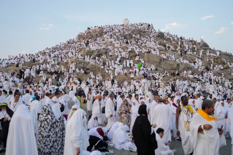 حجاج بيت الله الحرام يتوافدون إلى صعيد عرفات لأداء ركن الحج الأعظم