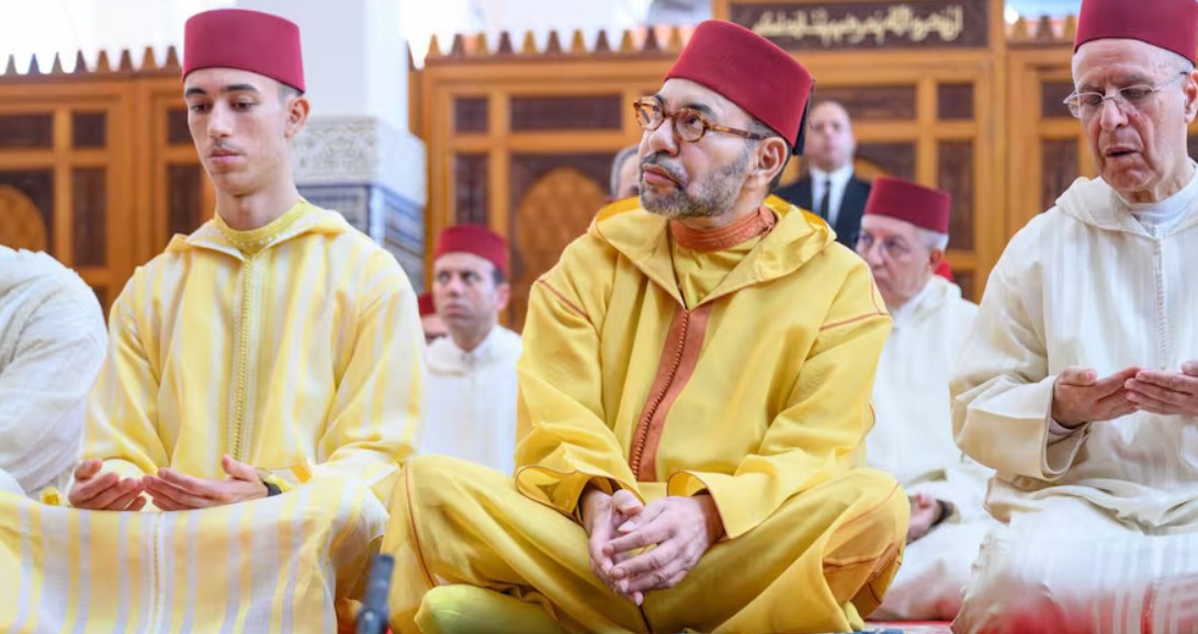 أمير المؤمنين يؤدي صلاة عيد الأضحى المبارك بمسجد أهل فاس بالرباط