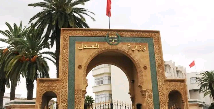 وزارة العدل تحذر المغاربة من رسائل احتيالية تزعم تسجيل مخالفات مرورية 