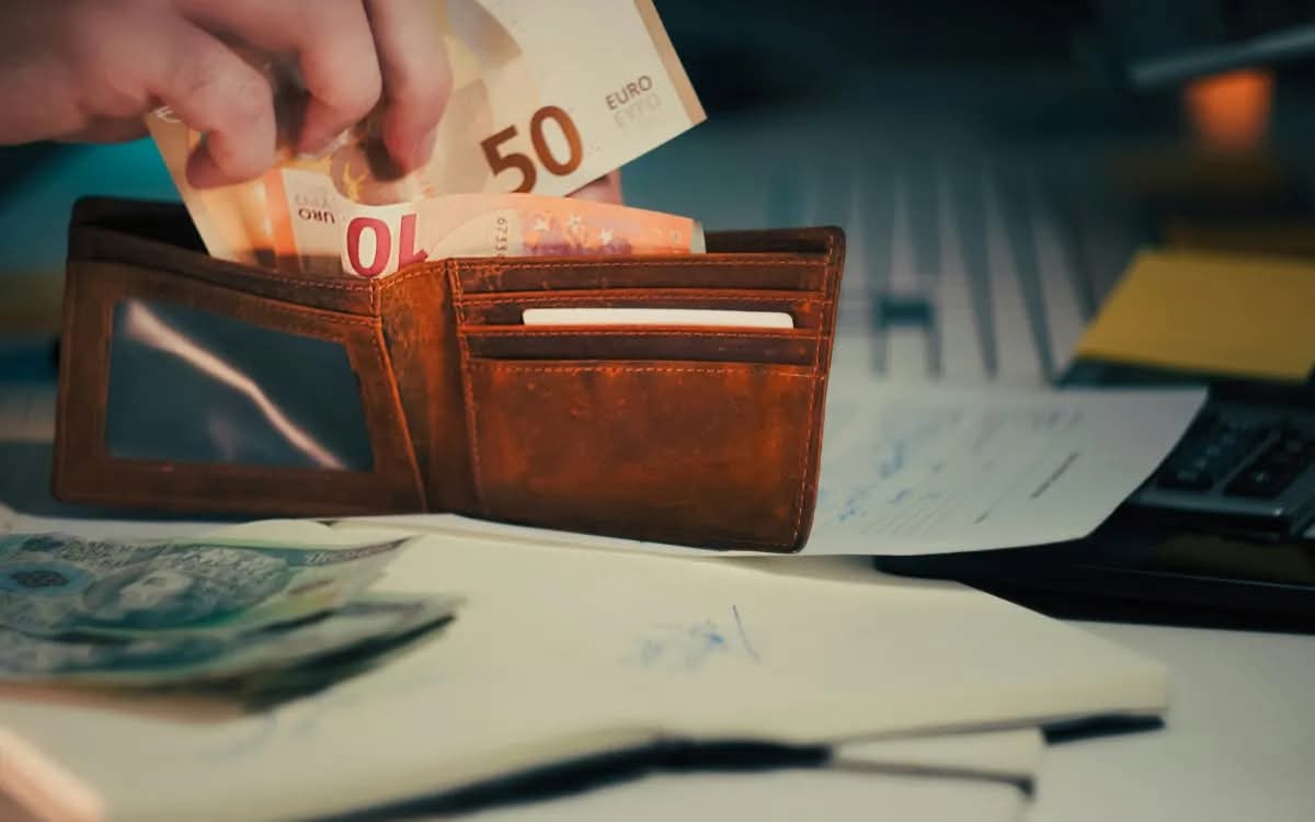 أمانة ساكن بالرباط تعبر الحدود.. محفظة سائح إسباني تعود إليه في حقيبة دبلوماسية