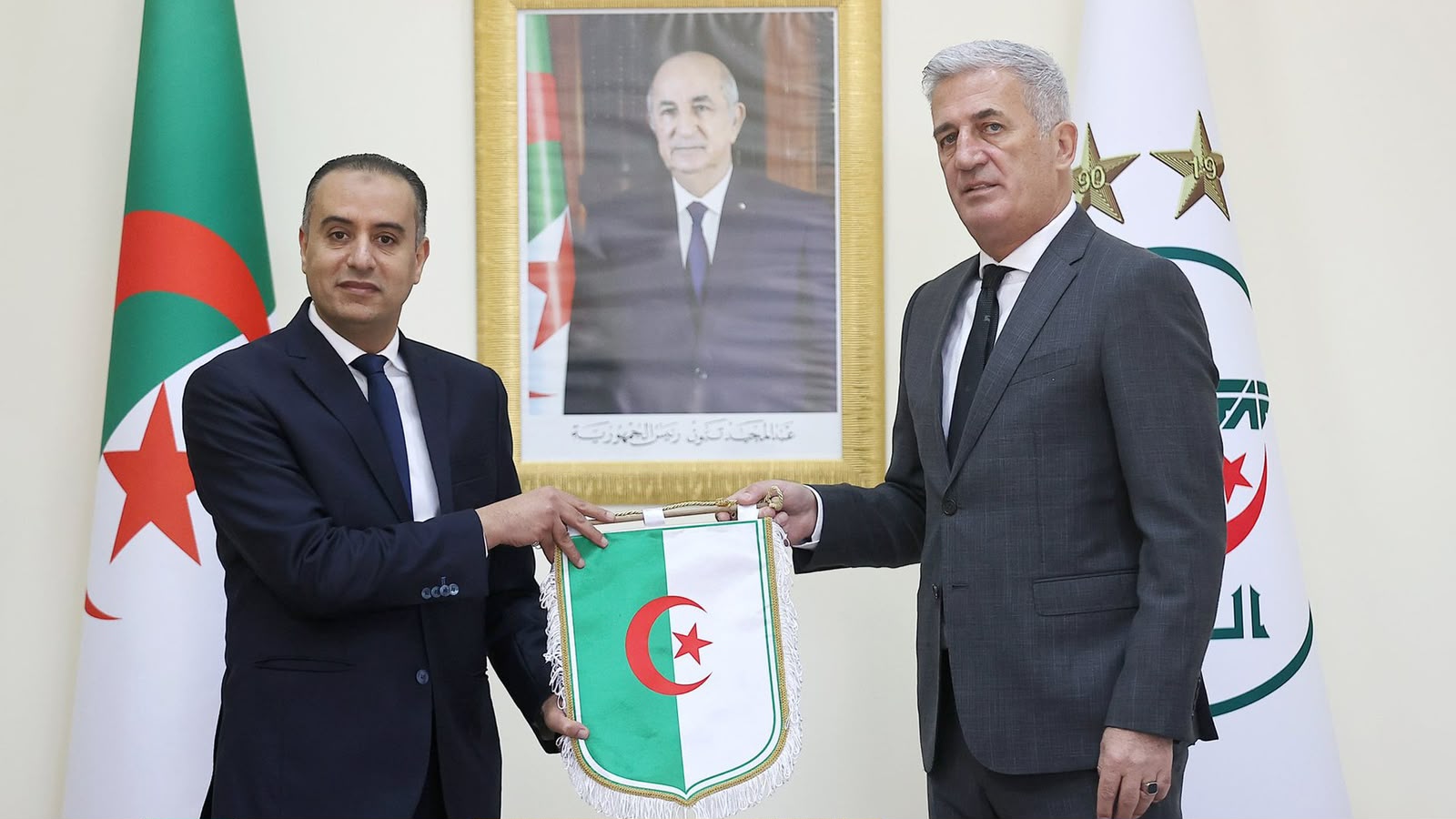 عقوبة 23 فعلها العسكر. “عقوبة العيش في الجزائر” لإجبار بيتكوفيتش على الإستقالة.. كيف؟ ولماذا؟