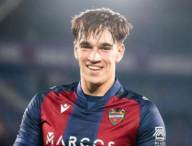 رسمياً.. ريال مدريد يتعاقد مع المهاجم الإسباني الشاب كارلوس إيسبي حتى 2031