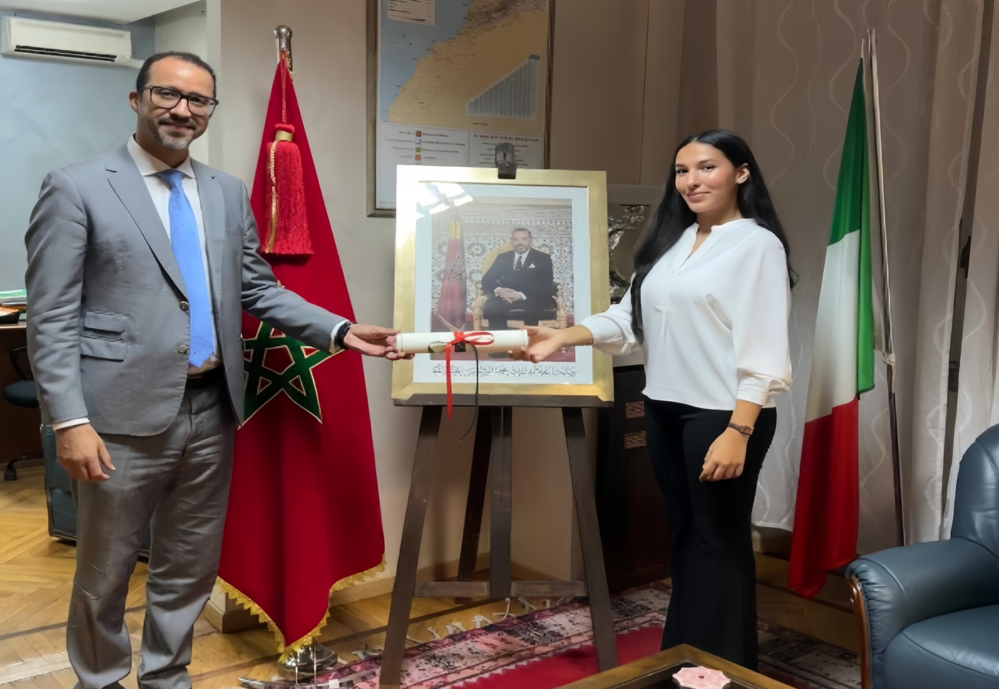 احتفاءً بالتميز الدراسي.. القنصل العام للمملكة المغربية بتورينو يستقبل التلميذة النابغة صباح لبيض