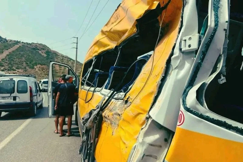فـ.اجعة في تطوان.. جرافة تهوي فوق حافلة ركاب وتخلف 3 وفـ.يات وعشرات الجـ.رحى