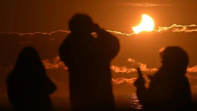 كسوف جزئي للشمس يزين سماء المغرب الأربعاء.. وطنجة تتصدر نسب الاحتجاب كسوف جزئي للشمس يزين سماء المغرب الأربعاء.. وطنجة تتصدر نسب الاحتجاب