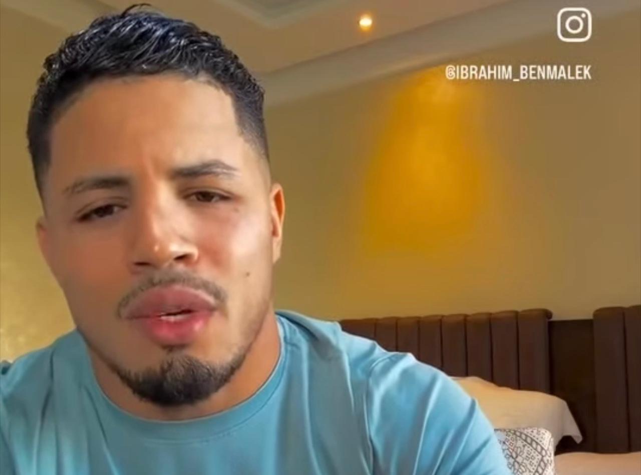 في أول خروج إعلامي له.. بنمالك يكشف ملابسات صفعه لمغربي “قليل الترابي” أساء إلى الملك.. ما القصة؟