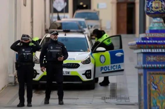 سبتة.. القضاء يأمر بترحيل “حراك” مغربي اعتدى على رجال الشرطة سبتة.. القضاء يأمر بترحيل “حراك” مغربي اعتدى على رجال الشرطة