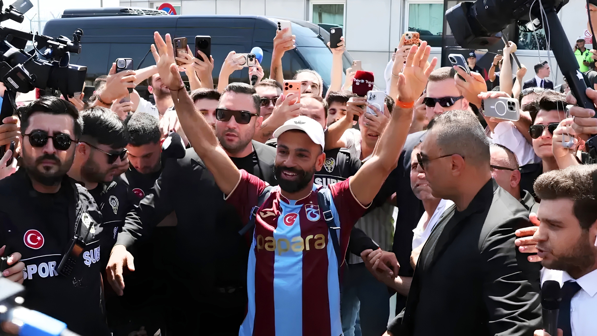 استقبال جماهيري كبير لوصول محمد صلاح إلى تركيا