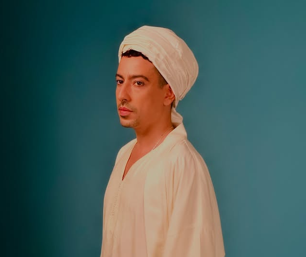 فيصل عزيزي يعود بإطلالة نسائية ويـ.شعل الجدل
