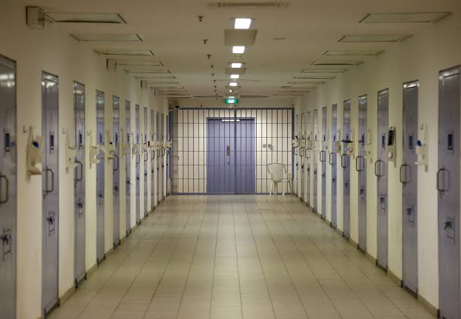 إدارة سجن وجدة توضح حقيقة ادعاءات “الإهـ.انة وسوء المعاملة” بحق سجين