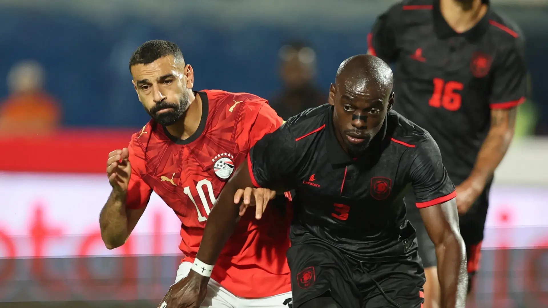 رحيل النجم المصري محمد صلاح من معسكر “الفراعنة” يثير الجدل.. ماذا وراء القرار؟