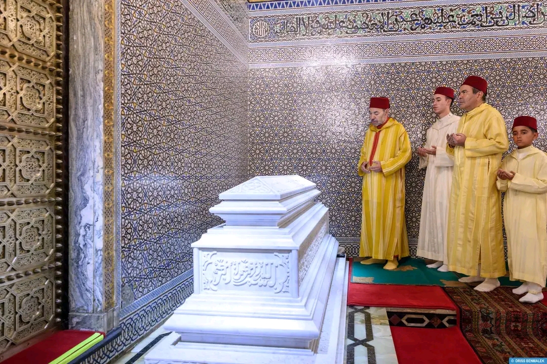 الملك يترأس حفلاً دينياً بضريح محمد الخامس إحياءً لذكرى رحيل الحسن الثاني