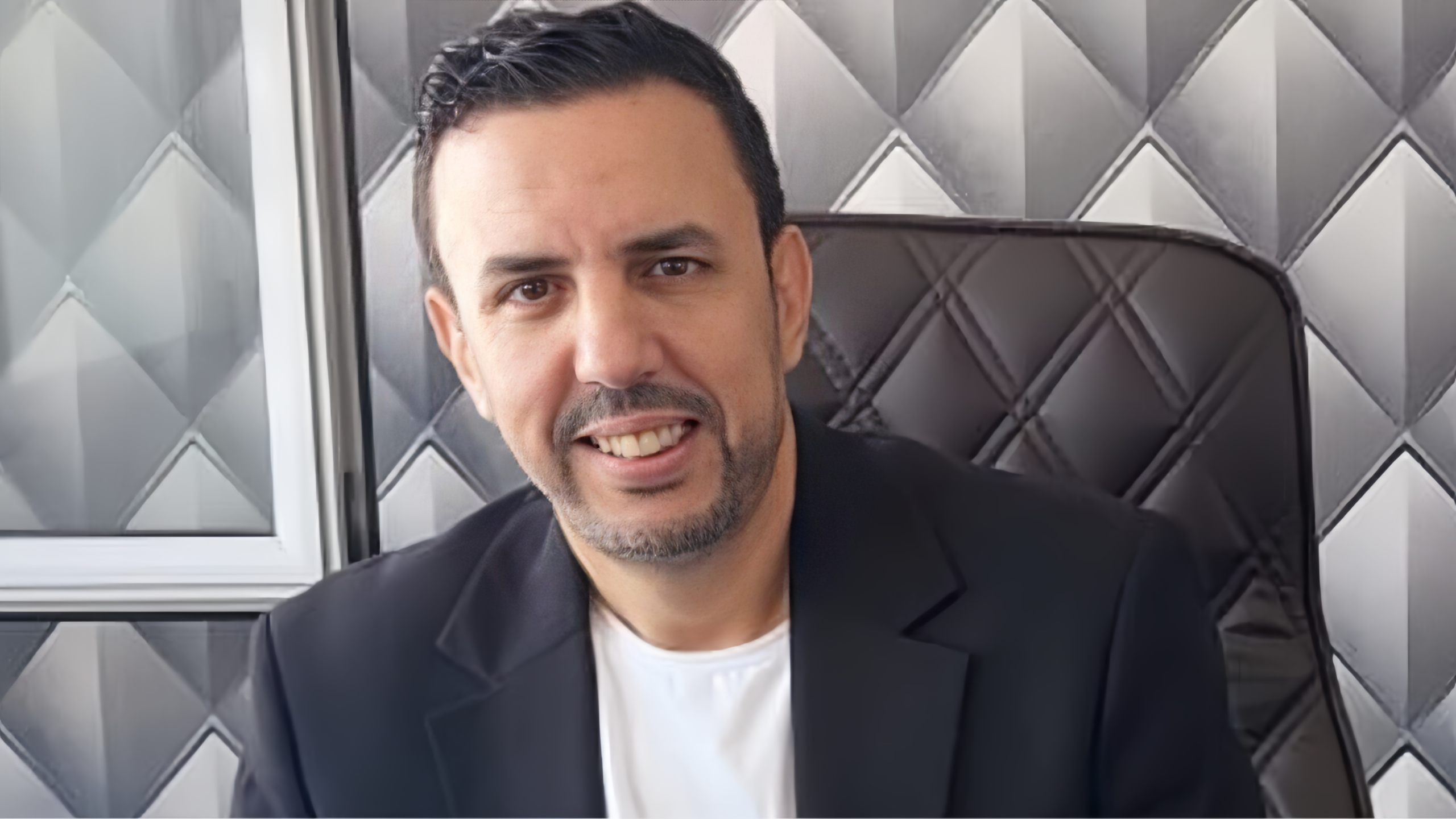 الوداد يرضخ لضغط الجمهور ويلغي التعاقد مع عبد الحق الصنايبي ناطقاً رسمياً