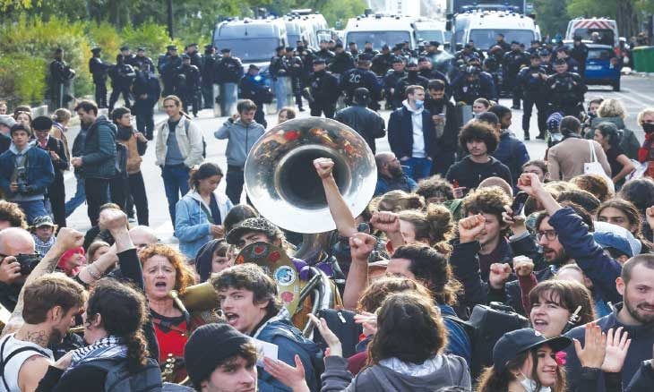 فرنسا على صفيح ساخن.. أكثر من 400 ألف متظاهر يحتجون على غلاء المعيشة فرنسا على صفيح ساخن.. أكثر من 400 ألف متظاهر يحتجون على غلاء المعيشة
