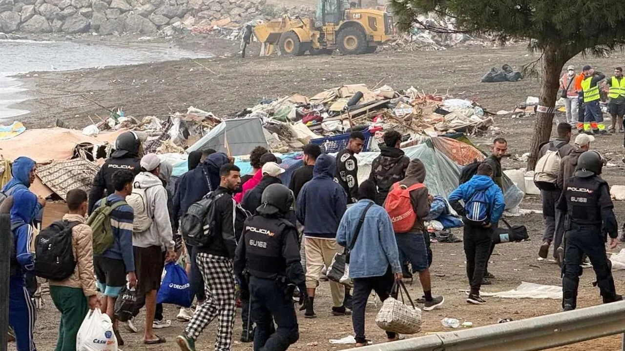 بعد تفكيك مخيم «غوانو».. عودة طوعية جديدة لمهاجرين مغاربة من سبتة المحتلة بعد تفكيك مخيم «غوانو».. عودة طوعية جديدة لمهاجرين مغاربة من سبتة المحتلة