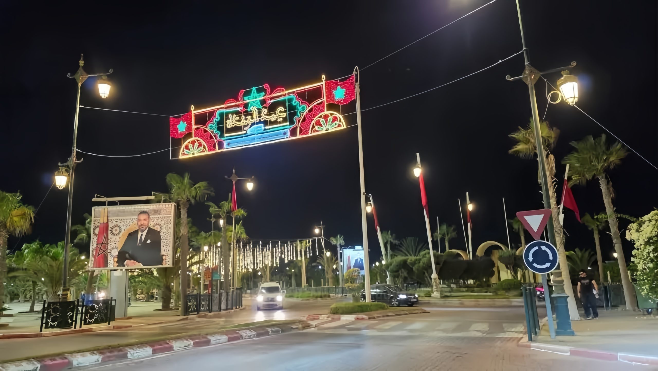بالصور.. العيون تتزين بالأعلام والأضواء احتفاءً بعيد الوحدة والذكرى الـ51 للمسيرة الخضراء