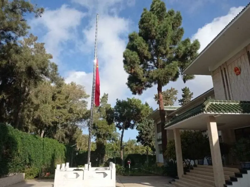 تعليق السفارة الصينية خدماتها القنصلية بالمغرب.. قلق المسافرين والطلبة قبل معرض كانتون