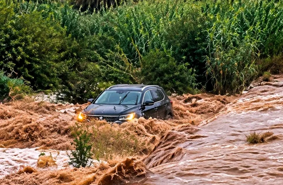 زاكورة.. العناية الإلهية تنقذ ثلاثة سياح أجانب حاصرتهم السيول بأيت ساون