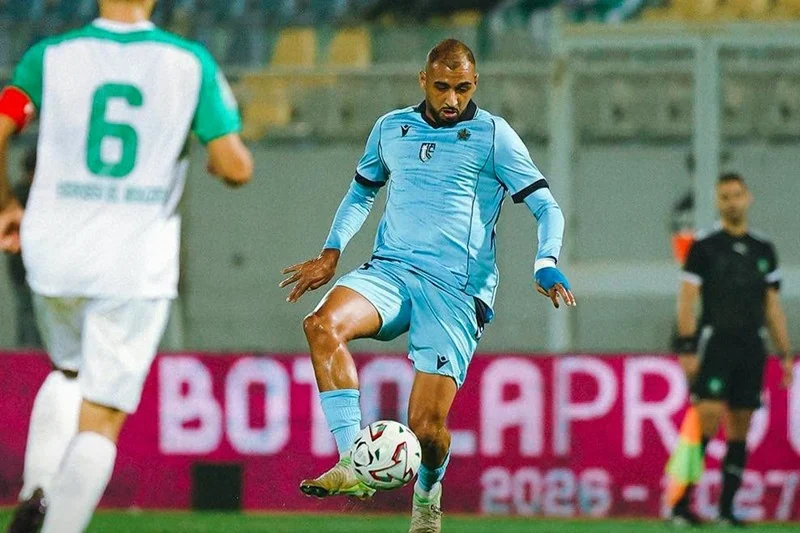 الضباب يوقف مواجهة الدفاع الجديدي والاتحاد التوركي.. وتعادل بطعم النقص العددي